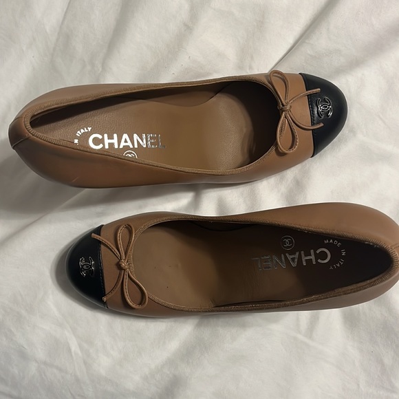Chanel - Interlocking CC Logo Leather Pumps - Picture 8 of 8
